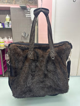Carica l'immagine nel visualizzatore di Gallery, Borsa Trasportino Elegante in Pelliccia Sintetica per Cani e Gatti