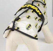 Carica l'immagine nel visualizzatore di Gallery, Impermeabile Batman: Proteggi il Tuo Cane dalla Pioggia con lo Stile del Cavaliere Oscuro