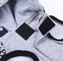 Carica l'immagine nel visualizzatore di Gallery, Felpa Batman Graffiti: Lo Stile Urbano del Cavaliere Oscuro per il Tuo Cane