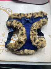 Carica l'immagine nel visualizzatore di Gallery, Pettorina Glamour Leopardata con Fiocco per Cani e Gatti XS