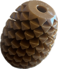 Carica l'immagine nel visualizzatore di Gallery, Gioco per cani a forma di pigna in gomma naturale