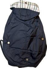 Carica l'immagine nel visualizzatore di Gallery, Impermeabile nero con interno tartan e fodera in pile