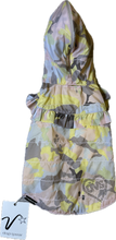 Carica l'immagine nel visualizzatore di Gallery, Impermeabile Camo Chic con Rouches e Fiocco Oro