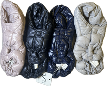 Carica l'immagine nel visualizzatore di Gallery, Cappottino imbottito elegante per cani - Misura 20 cm