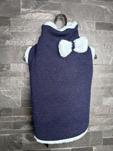 Carica l'immagine nel visualizzatore di Gallery, Trilly Tutti Brilli – Cappottino Blu con Peluche Azzurro e Fiocco XL