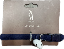 Carica l'immagine nel visualizzatore di Gallery, Collare per Gatto in Tessuto Blu con Campanella Bianca