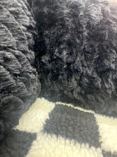 Carica l'immagine nel visualizzatore di Gallery, Cuccia Deluxe in Peluche per Cani e Gatti - Comfort e Stile in 50x40 cm