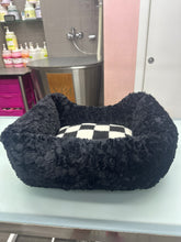 Carica l'immagine nel visualizzatore di Gallery, Cuccia Deluxe in Peluche per Cani e Gatti - Comfort e Stile in 50x40 cm