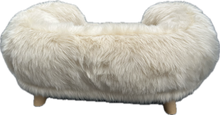 Carica l'immagine nel visualizzatore di Gallery, Cuccia Nuvola Nordic Style – Divanetto in Eco Pelliccia Bianca per Cani e Gatti