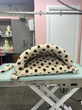 Carica l'immagine nel visualizzatore di Gallery, Cuccia Sacco Nanna "Polka Dream" per Cani di Taglia Media - Comfort e Stile da Portare Ovunque!