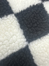 Carica l'immagine nel visualizzatore di Gallery, Cuccia Deluxe in Peluche per Cani e Gatti - Comfort e Stile in 50x40 cm