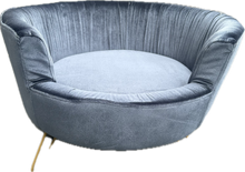 Carica l'immagine nel visualizzatore di Gallery, Cuccia Velvet Chic in Velluto Grigio – Eleganza e Comfort per Gatti e Cani di Piccola Taglia