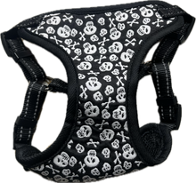 Carica l'immagine nel visualizzatore di Gallery, “Pettorina Skull Style: Look Audace per il Tuo Amico a Quattro Zampe” XS