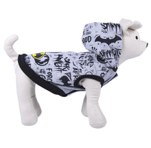 Carica l'immagine nel visualizzatore di Gallery, Felpa Batman Graffiti: Lo Stile Urbano del Cavaliere Oscuro per il Tuo Cane