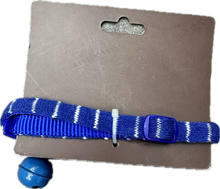 Carica l'immagine nel visualizzatore di Gallery, Collare per Gatti con Campanellino - Blu e Bianco