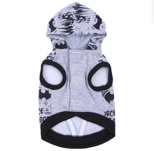 Carica l'immagine nel visualizzatore di Gallery, Felpa Batman Graffiti: Lo Stile Urbano del Cavaliere Oscuro per il Tuo Cane