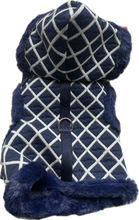 Carica l'immagine nel visualizzatore di Gallery, Eleganza Invernale: Pettorina in Morbido Tessuto Scozzese con Cappuccio e Bordo in Pelliccia Sintetica S