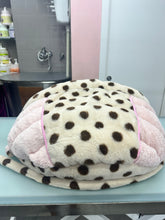 Carica l'immagine nel visualizzatore di Gallery, Cuccia Sacco Nanna "Polka Dream" per Cani di Taglia Media - Comfort e Stile da Portare Ovunque!