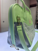 Carica l'immagine nel visualizzatore di Gallery, Trasportino Verde Lime con Tracolla e Maniglie