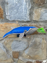 Carica l'immagine nel visualizzatore di Gallery, Balena Blu Eco-Friendly per Cani e Gatti: Un Oceano di Divertimento