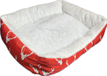 Carica l'immagine nel visualizzatore di Gallery, Cuccia con decorazioni renne – 61x48 cm