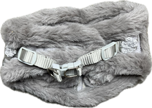 Carica l'immagine nel visualizzatore di Gallery, Pettorina Morbida in Eco-Pelliccia Grigio Chiaro