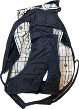 Carica l'immagine nel visualizzatore di Gallery, Impermeabile nero con interno tartan e fodera in pile