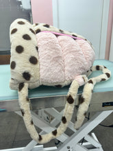 Carica l'immagine nel visualizzatore di Gallery, Cuccia Sacco Nanna "Polka Dream" per Cani di Taglia Media - Comfort e Stile da Portare Ovunque!