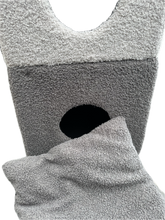 Carica l'immagine nel visualizzatore di Gallery, Torre Relax Bouclé Bicolor per Gatti – Cuccia con Tiragraffi e Vani