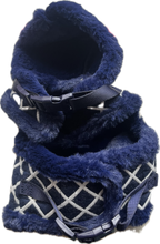 Carica l'immagine nel visualizzatore di Gallery, Eleganza Invernale: Pettorina in Morbido Tessuto Scozzese con Cappuccio e Bordo in Pelliccia Sintetica S