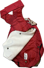 Carica l'immagine nel visualizzatore di Gallery, Impermeabile rosso con fodera in pile e motivo tartan