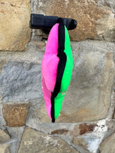 Carica l'immagine nel visualizzatore di Gallery, Osso Bicolore Sonoro: Il Gioco Perfetto per Cani Dinamici