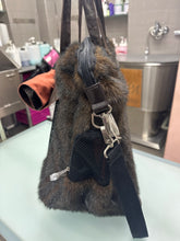 Carica l'immagine nel visualizzatore di Gallery, Borsa Trasportino Elegante in Pelliccia Sintetica per Cani e Gatti