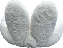Carica l'immagine nel visualizzatore di Gallery, Cuccia “Orecchie da Coniglio” in peluche bianco