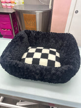 Carica l'immagine nel visualizzatore di Gallery, Cuccia Deluxe in Peluche per Cani e Gatti - Comfort e Stile in 50x40 cm