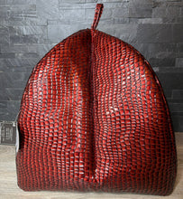 Carica l'immagine nel visualizzatore di Gallery, Cuccia Igloo Luxury effetto cocco rossa – Made in Italy