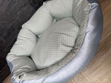 Carica l'immagine nel visualizzatore di Gallery, Cuccia Luxury Comfort Azzurra a Pois – Made in Italy
