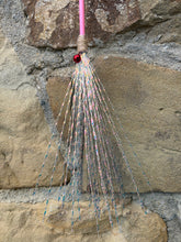 Carica l'immagine nel visualizzatore di Gallery, Bacchetta Gioco per Gatti con Fili Iridescenti Rosa e Sonaglio – 65 cm
