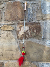 Carica l'immagine nel visualizzatore di Gallery, Bacchetta Gioco Fragola per Gatti con Piuma Rossa Allungabile