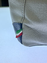 Carica l&#39;immagine nel visualizzatore di Gallery, Trasportino elegante in pelle per cani e gatti Made in Italy

