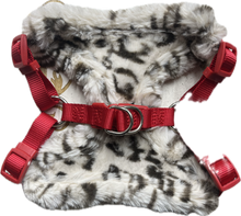 Carica l&#39;immagine nel visualizzatore di Gallery, Pettorina “Winter Cozy” con pelliccia finta e cinghie rosse
