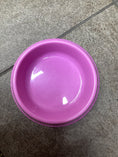 Carica l'immagine nel visualizzatore della galleria, Ciotola per Cani e Gatti in Plastica Fucsia – Diametro 12 cm
