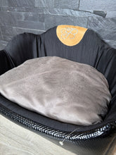 Carica l'immagine nel visualizzatore di Gallery, Cuccia Luxury Nera con Cuscino Reversibile – Made in Italy
