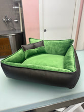 Carica l&#39;immagine nel visualizzatore di Gallery, Cuccia Comfort Lux in Ecopelle con Cuscino Sfoderabile - Made in Italy
