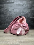 Carica l'immagine nel visualizzatore della galleria, Trasportino – Cuccia Rosa con Fiocco
