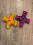 Carica l'immagine nel visualizzatore della galleria, Cross Snack – Gioco a Croce Porta Crocchette per Cani
