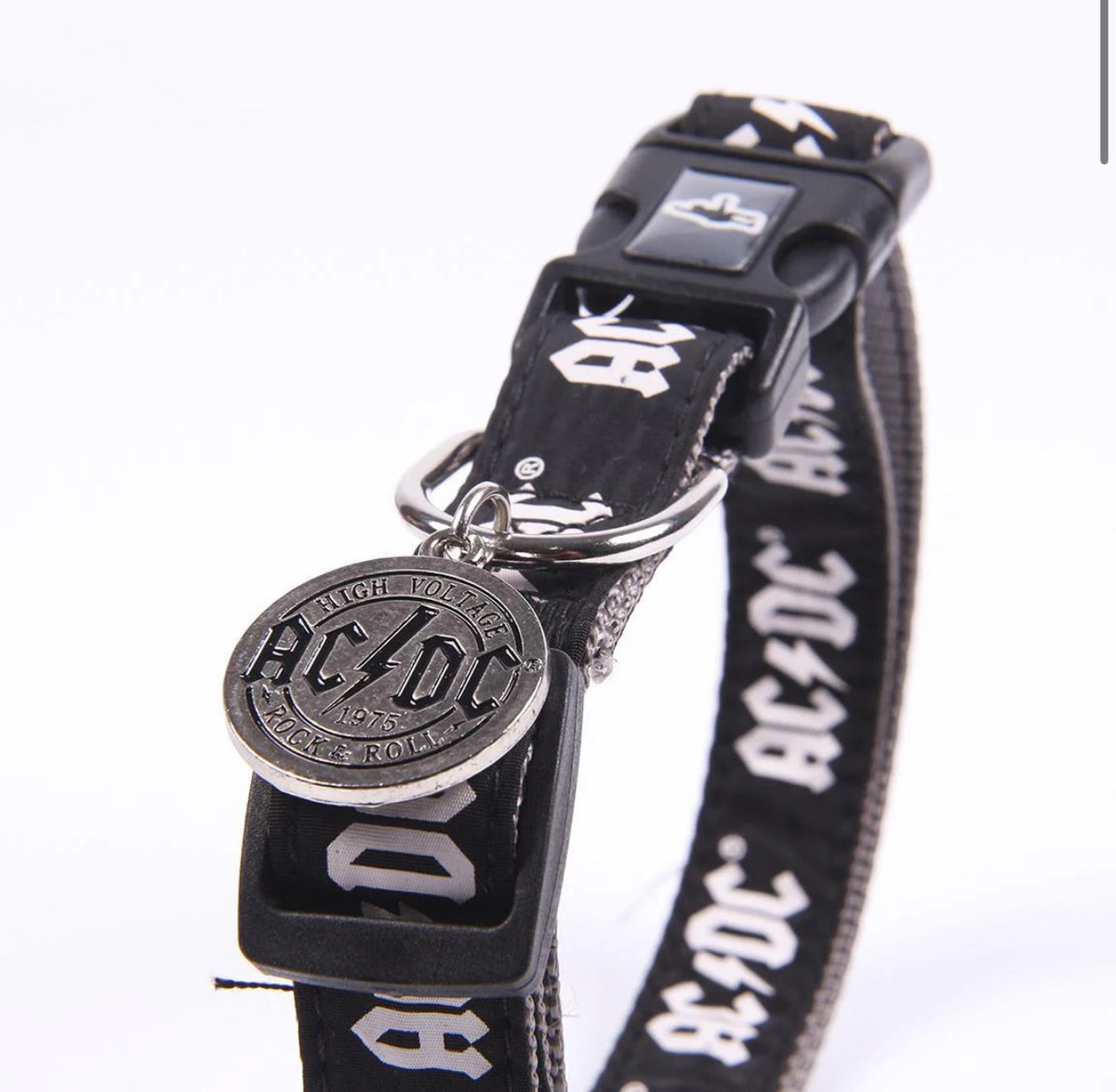 Collare AC/DC: Stile Rock ‘n’ Roll per il Tuo Cane