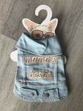 Carica l'immagine nel visualizzatore della galleria, Giubbottino Jeans Mama’s Bestie per Cani – Denim Azzurro – XS 25 cm
