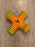 Carica l'immagine nel visualizzatore della galleria, Cross Snack – Gioco a Croce Porta Crocchette per Cani
