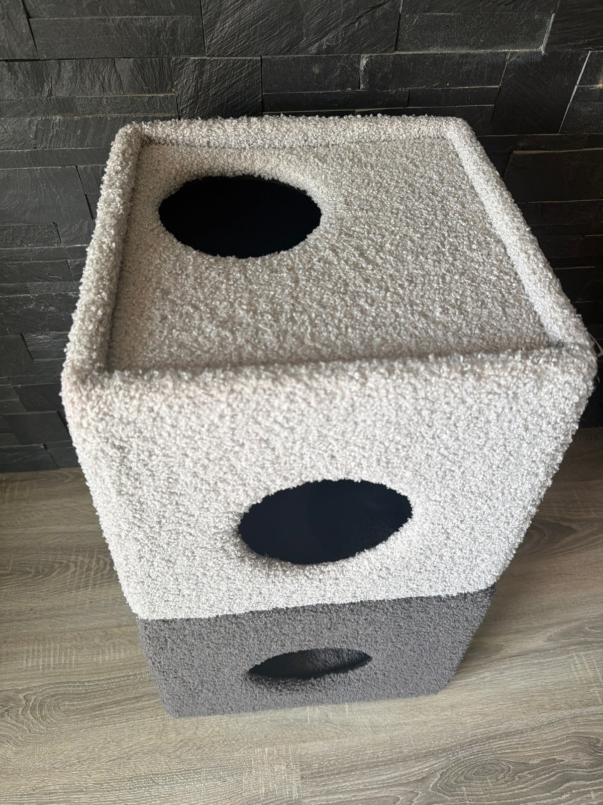 Torre Relax Bouclé Bicolor per Gatti – Cuccia con Tiragraffi e Vani